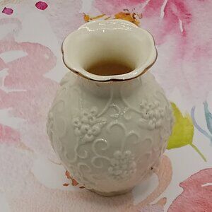 GRAPE VINE White Porcelain Flower Bud VASE Gold Rim Dimensional Pattern 4.5"